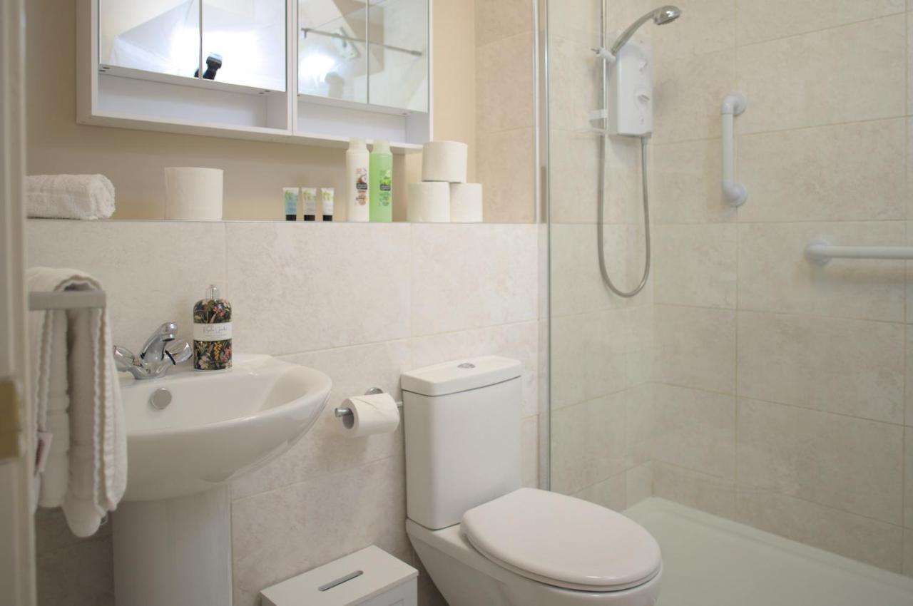 Modern 2-Bed Haven, Free Parking Apartment EDI Exterior photo